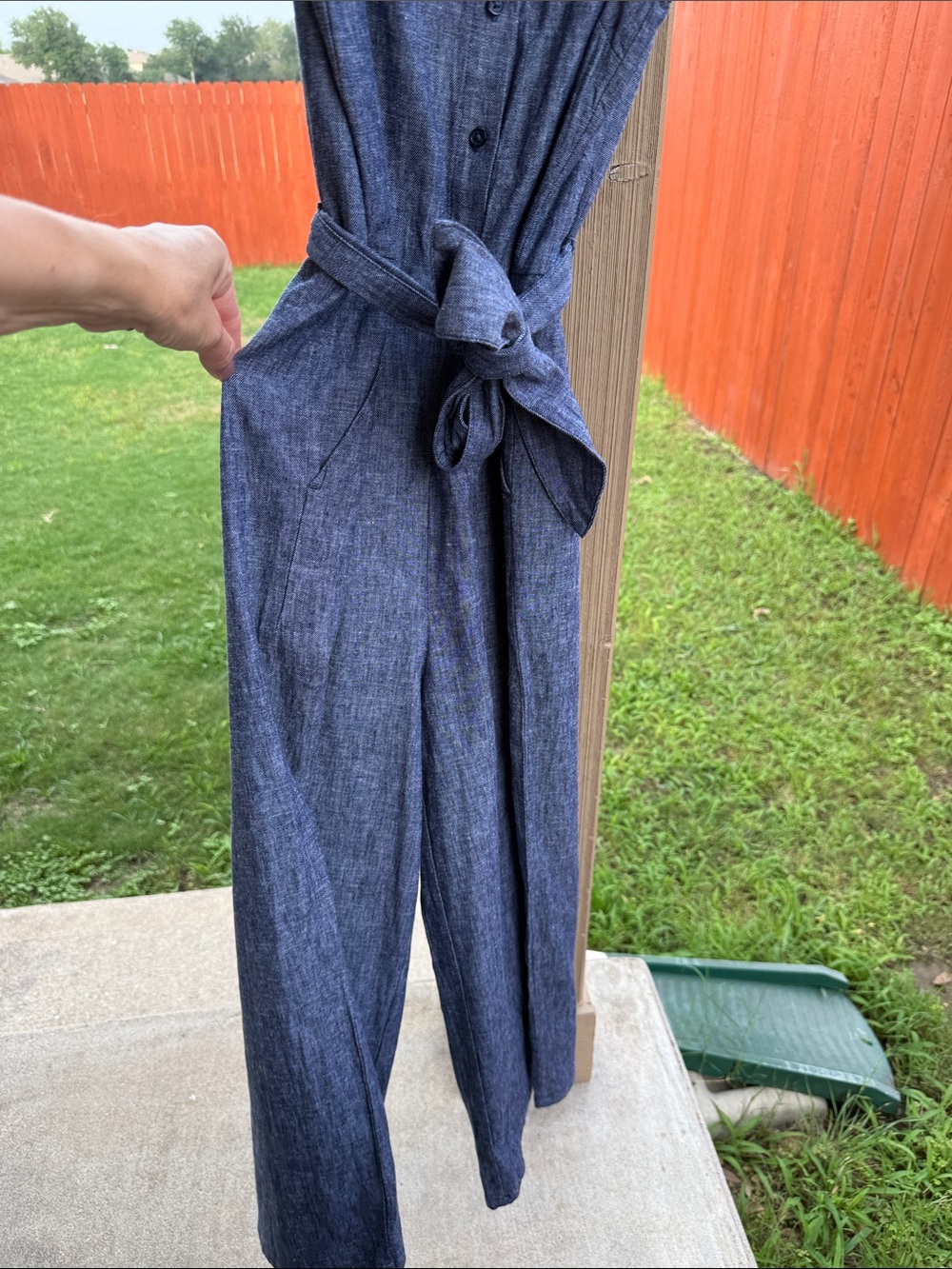 Banana Republic
Chambray Blue Linen
Denim Tie Waist
Jumpsuit Sleeveless size 0 - Picture 4 of 7
